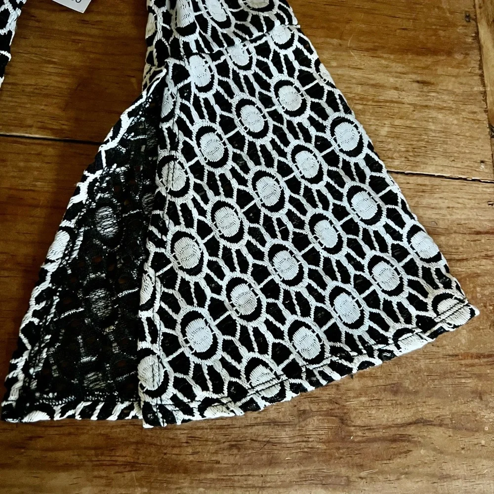 Dress barn B&W dress. Sz small! Scalloped bottom & cute bell sleeve with slit. - Picture 3 of 7